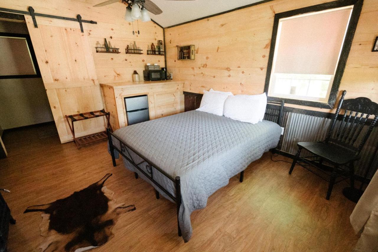 The Outpost Hotel Grand Rivers Bagian luar foto