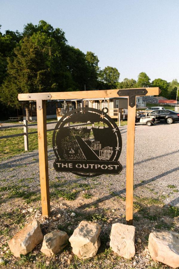 The Outpost Hotel Grand Rivers Bagian luar foto