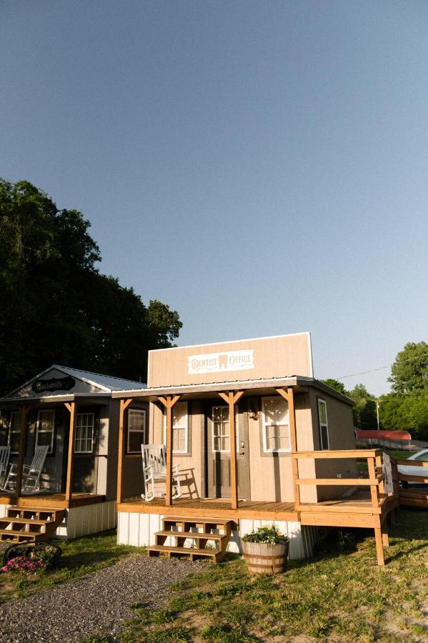 The Outpost Hotel Grand Rivers Bagian luar foto